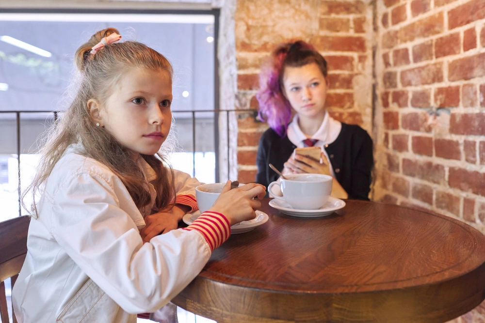 Kinder im Café